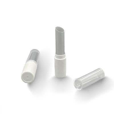Exquisitos tubos de lápiz labial hechos a medida de 3,5 gramos de capacidad.